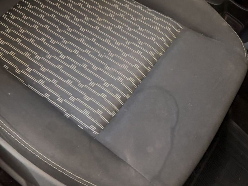 Banco de carro antes da higienização