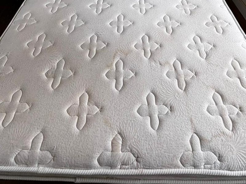 Colchão antes da limpeza