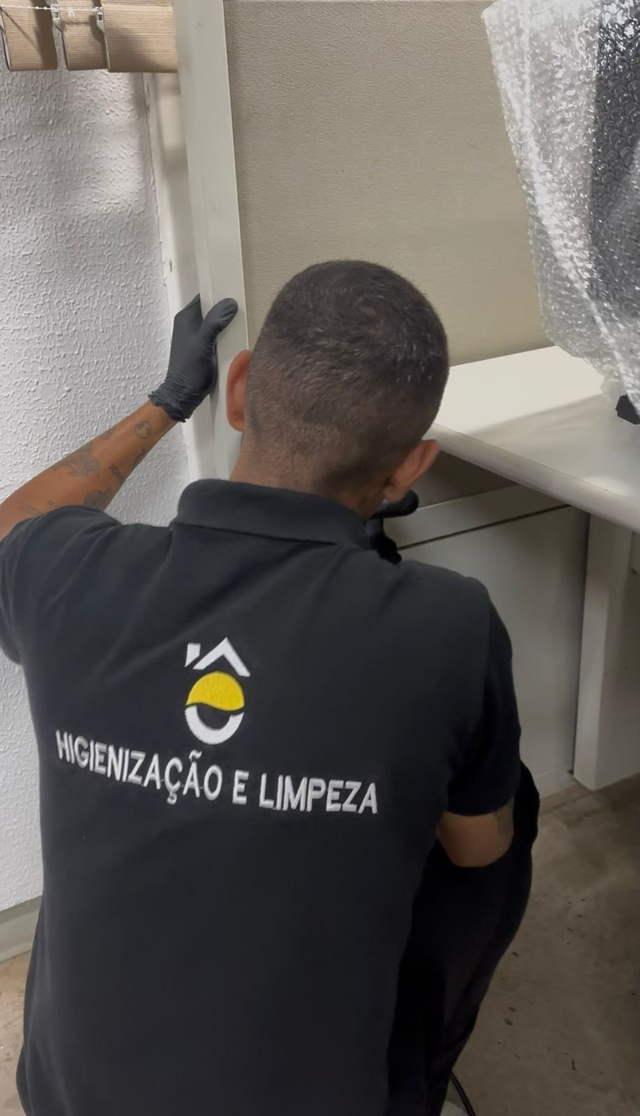 Técnico Clareô com uniforme oficial — Higienização e Limpeza